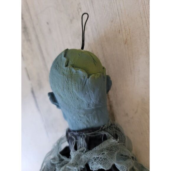 Mini rubber head hanging scary brain zombie prop Halloween - Picture 7 of 7